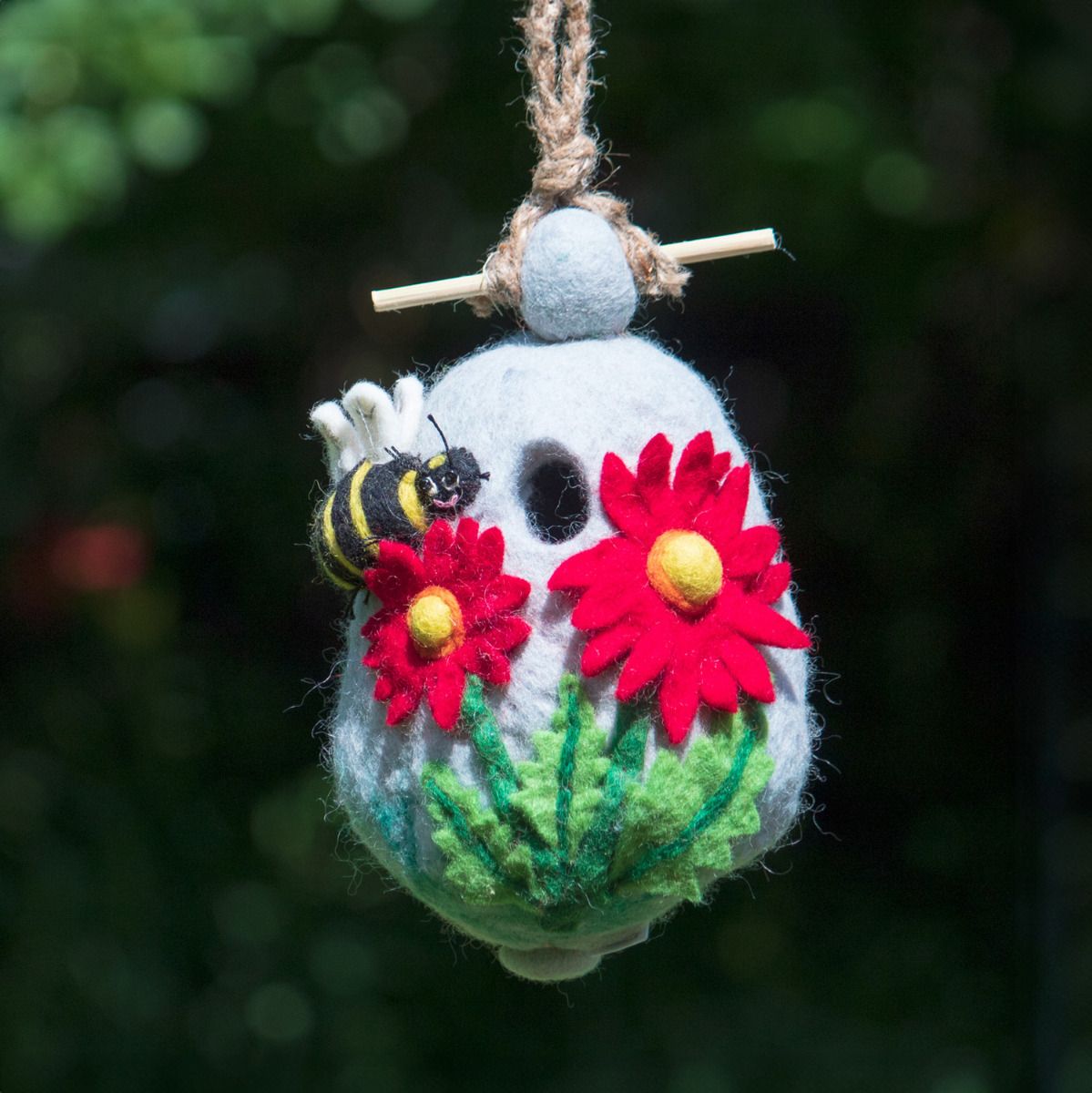 Vogelhäuschen aus gefilzter Wolle: Landhaushütte