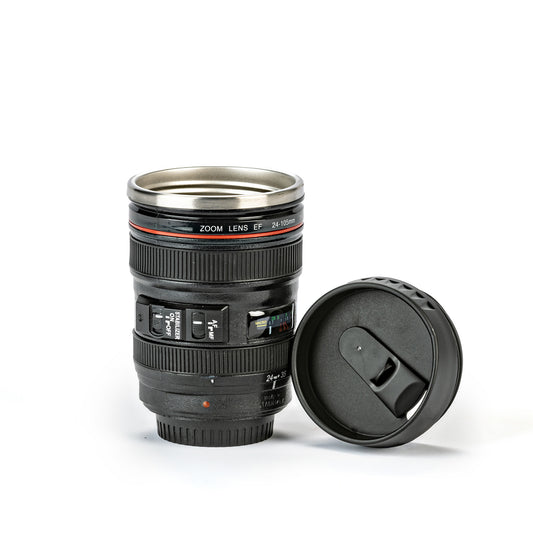 Kaffeetasse mit Kameraobjektiv