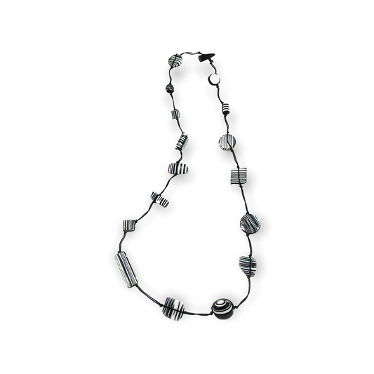 Halskette mit mehrlagigen Formen in Schwarz und Weiß