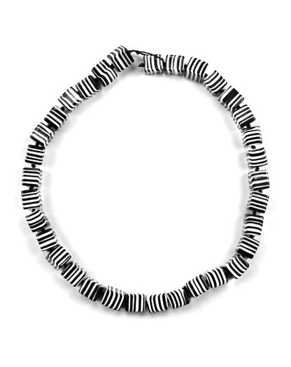 Halskette mit mehrlagigen Würfeln in Schwarz und Weiß