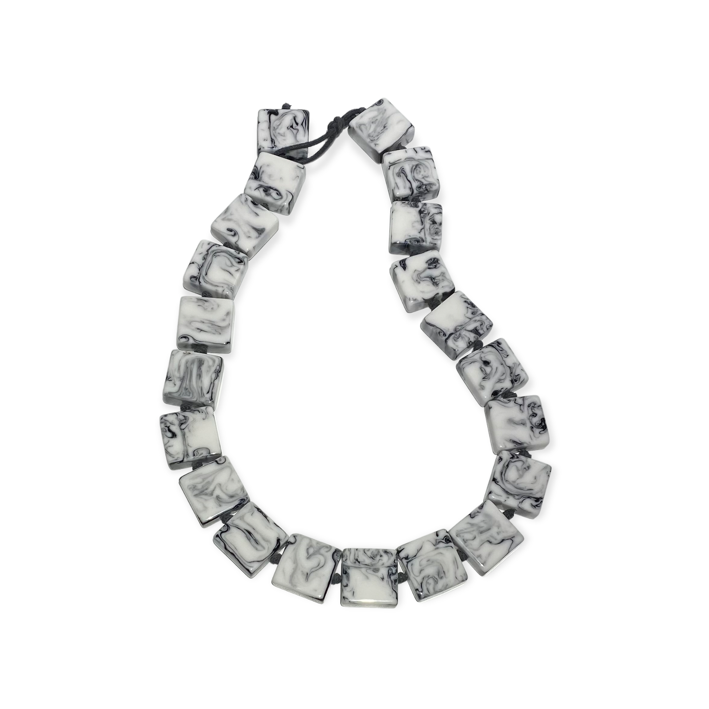 Halskette mit schwarz-weißen gewirbelten Quadraten