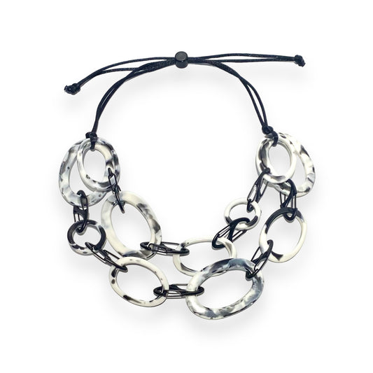Halskette mit schwarzen und weißen Ringen