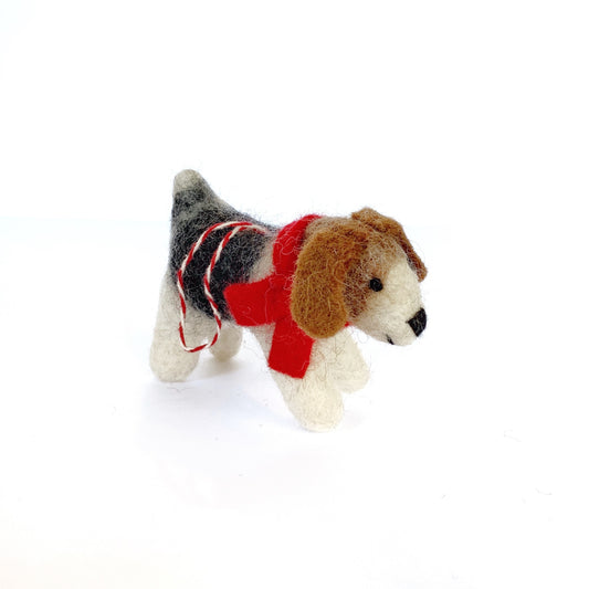 Perro con adorno de lana copetudo de bufanda roja