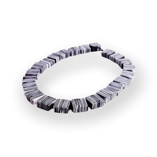 Halskette mit mehrlagigen Quadraten in Schwarz und Weiß