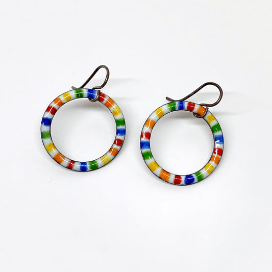 Emaillierte Regenbogen-Kreis-Ohrringe