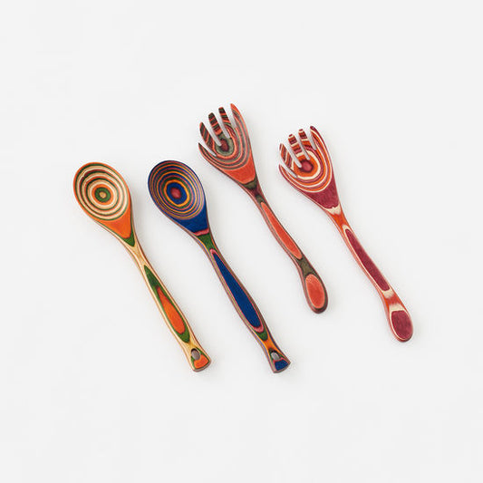 Capas de tenedores y cucharas de servir de madera de color