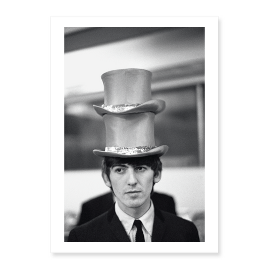 George Harrison trägt zwei Hüte Postkarte