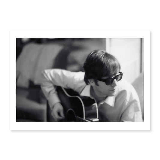 John Lennon spielt Gitarre, von Paul McCartney Postkarte