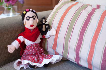 Frida Kahlo Puppe „Kleine Denkerin“. 