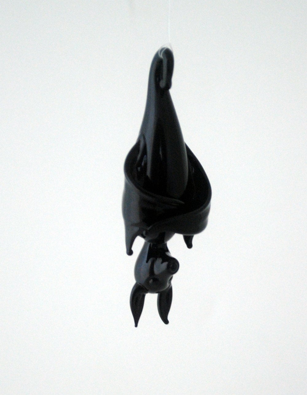 Escultura de murciélago durmiente de vidrio negro (con alas plegadas)