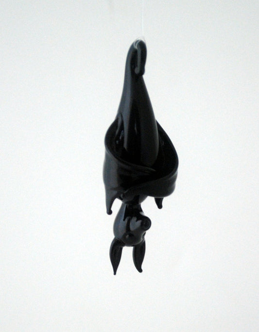 Glasskulptur einer schlafenden Fledermaus in Schwarz (mit gefalteten Flügeln)