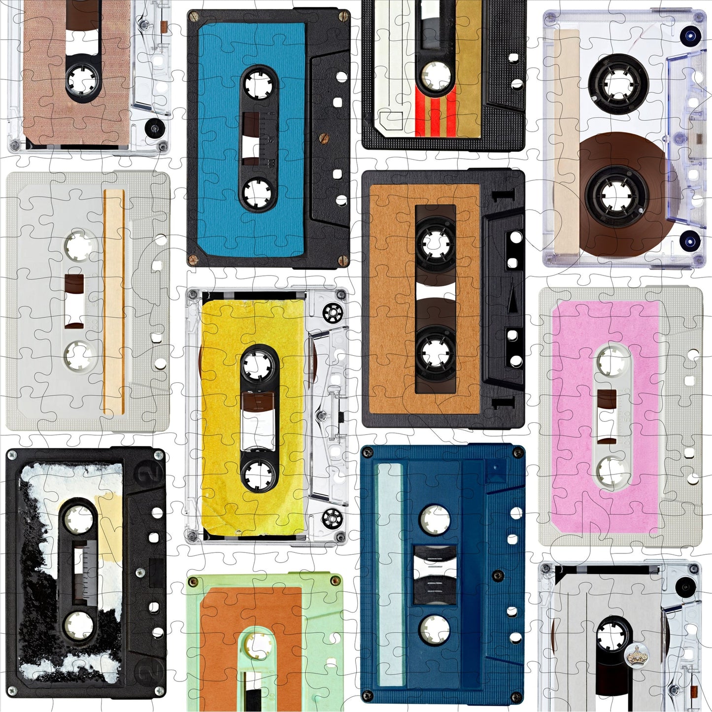 Holzpuzzle im Weitergabebeutel: Vintage-Kassetten