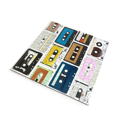 Holzpuzzle im Weitergabebeutel: Vintage-Kassetten