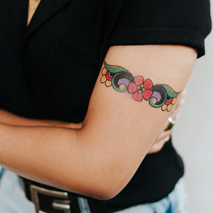 Rote Blumenmanschetten-Tattoos