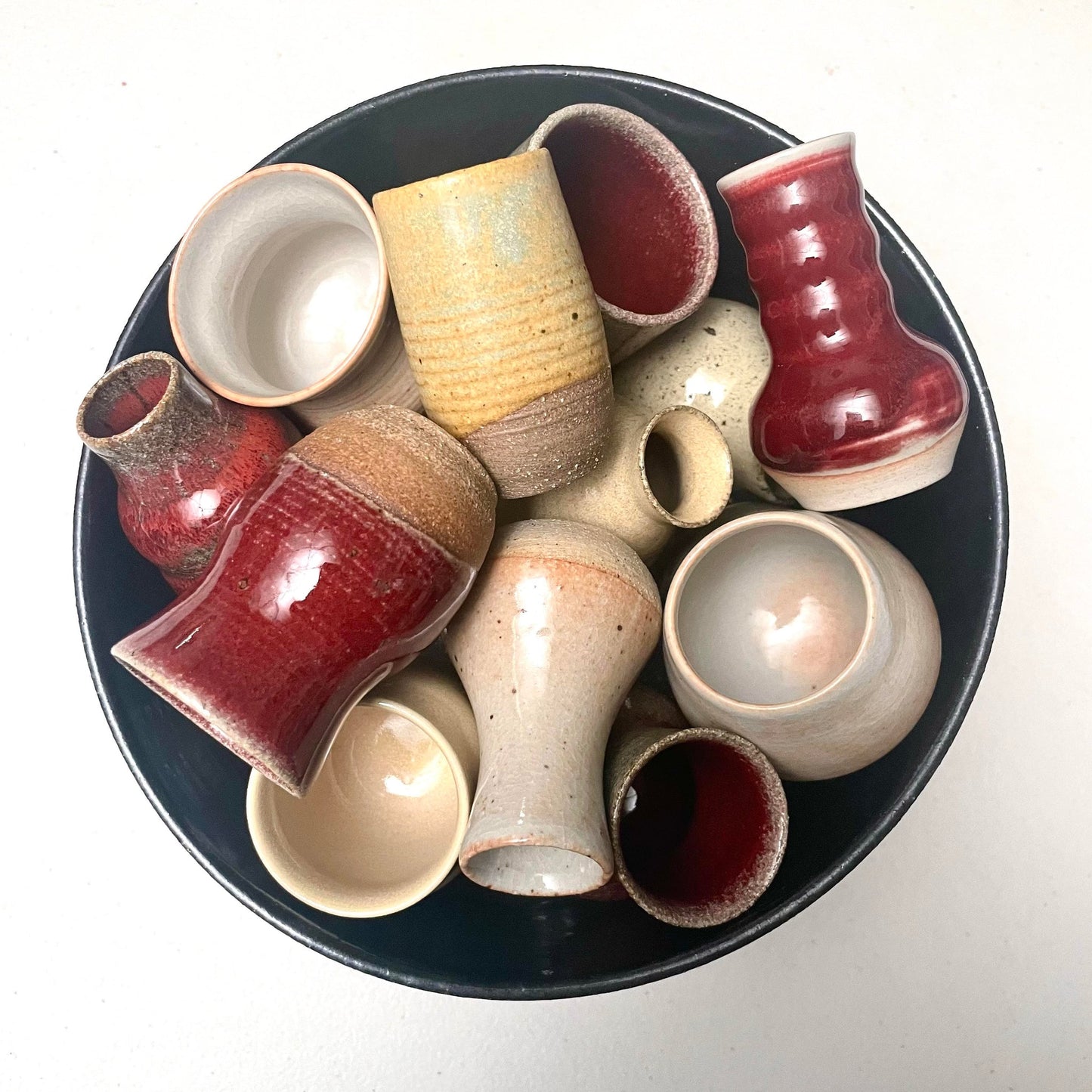 Kleine Keramiktöpfe von Sara Pilchman