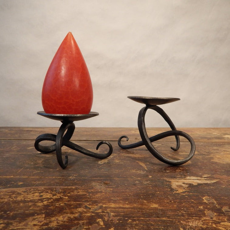 Skulpturaler Kerzenhalter aus handgeschmiedetem Eisen