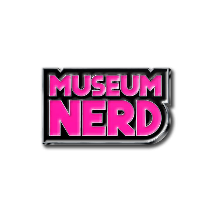 Emaille-Anstecker „Museum Nerd“ (Pink)