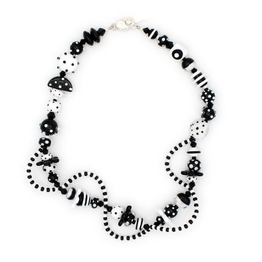 Collar de perlas de vidrio 'ADN' en blanco y negro